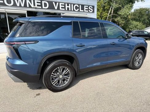 Used 2025 Chevrolet Traverse LT w/ Driver Confidence Package FWD image 3