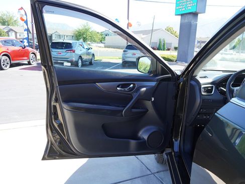 Used 2016 Nissan Rogue S w/ Appearance Package image 16