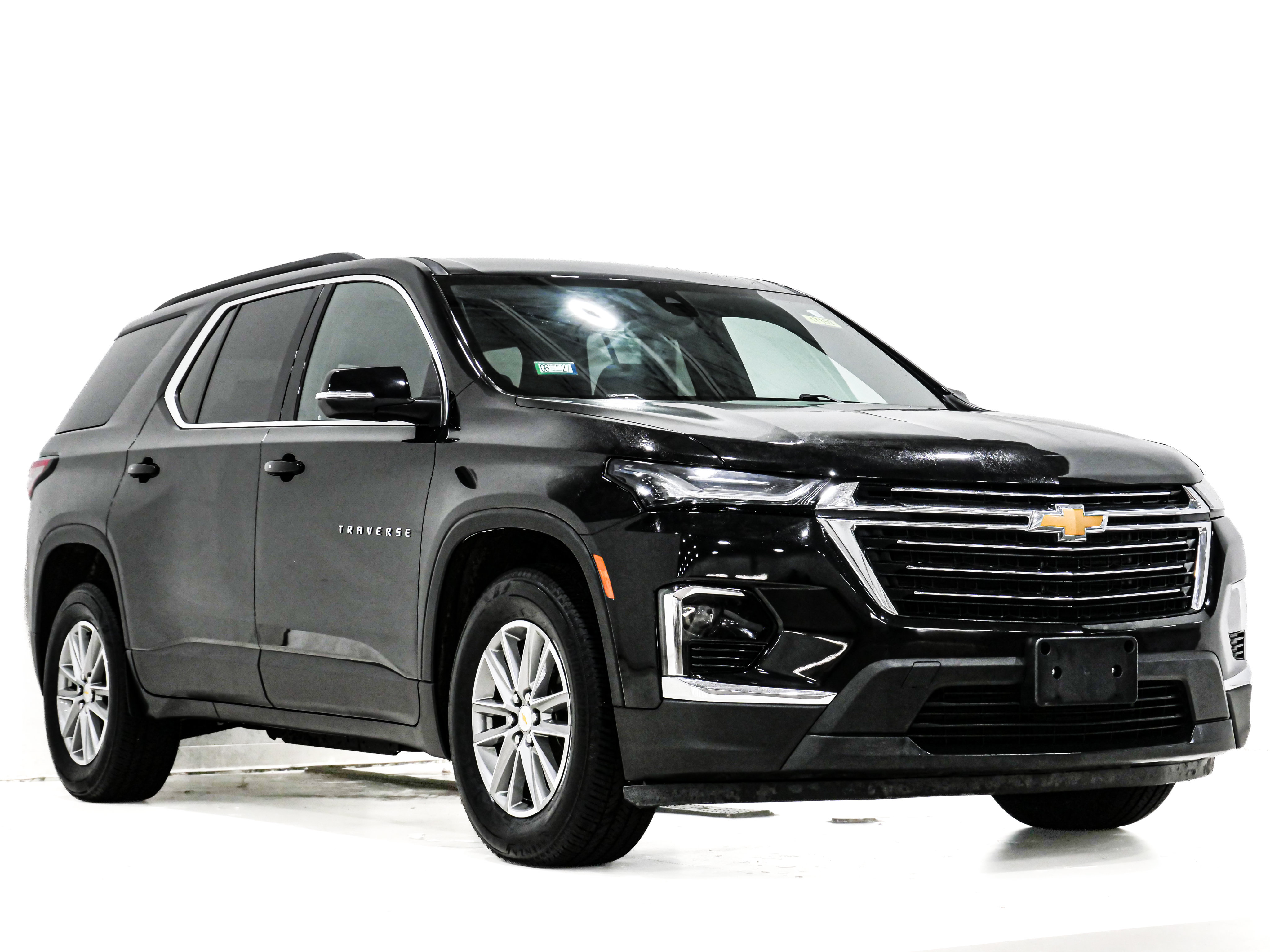 Used 2023 Chevrolet Traverse LT FWD image 1