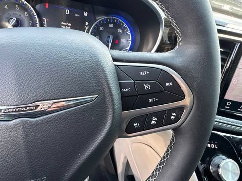Used 2024 Chrysler Pacifica Limited AWD/4WD image 8