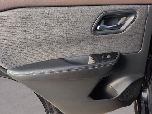 Used 2023 Nissan Rogue SV image 32