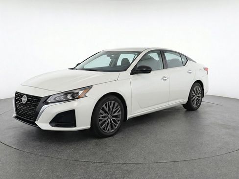 Used 2025 Nissan Altima 2.5 SV FWD image 3
