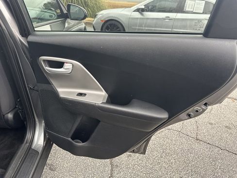 Used 2017 Kia Niro LX image 19