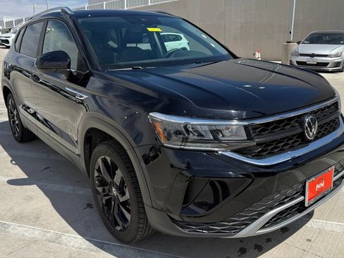 Used 2023 Volkswagen Taos SE w/ Panoramic Sunroof Package FWD image 2