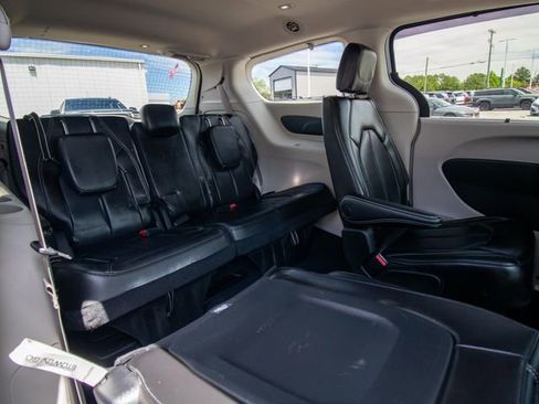 Used 2023 Chrysler Pacifica Touring-L FWD image 18