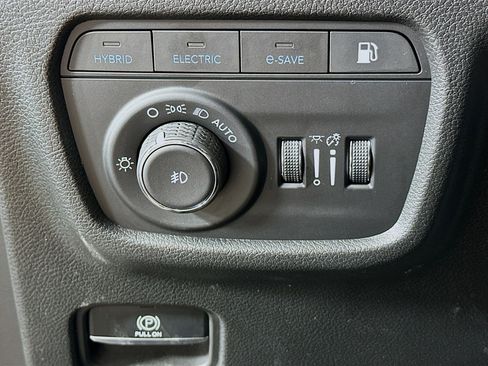 Used 2023 Jeep Grand Cherokee 4x4 image 17