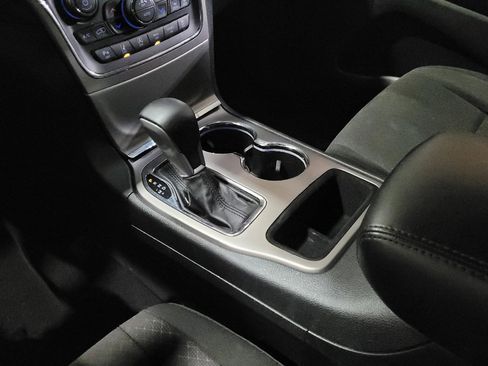 Used 2021 Jeep Grand Cherokee Laredo AWD/4WD image 26