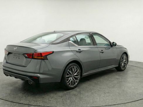 Used 2025 Nissan Altima 2.5 SV FWD image 9