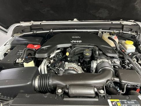Used 2019 Jeep Wrangler Unlimited Sahara AWD/4WD image 29