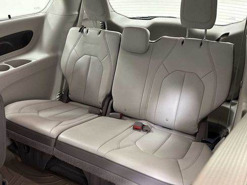 Used 2017 Chrysler Pacifica Touring-L Plus w/ Advanced Safetytec Group image 24