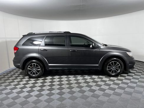 Used 2018 Dodge Journey SE w/ Connectivity Group FWD image 4