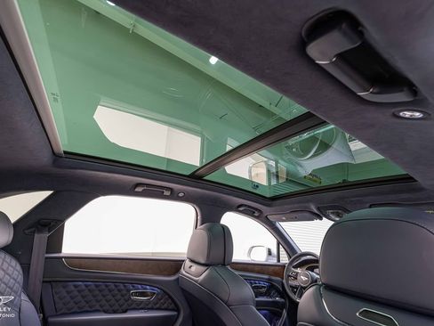 Used 2023 Bentley Bentayga AWD/4WD image 28