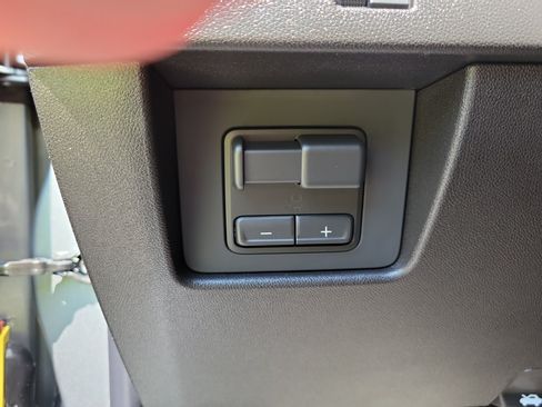 Used 2026 Chevrolet Colorado ZR2 w/ Technology Package AWD/4WD image 30