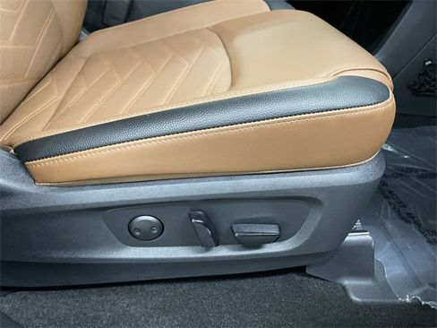 Used 2024 Nissan Pathfinder Platinum w/ Black Appearance Package image 20