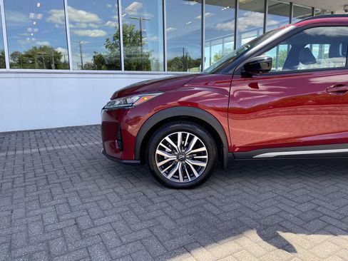 Used 2023 Nissan Kicks SR w/ SR Premium Package FWD image 9