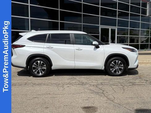 Used 2024 Toyota Highlander XLE AWD/4WD image 2