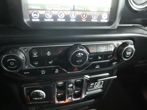 Used 2022 Jeep Wrangler Unlimited Sahara AWD/4WD image 33