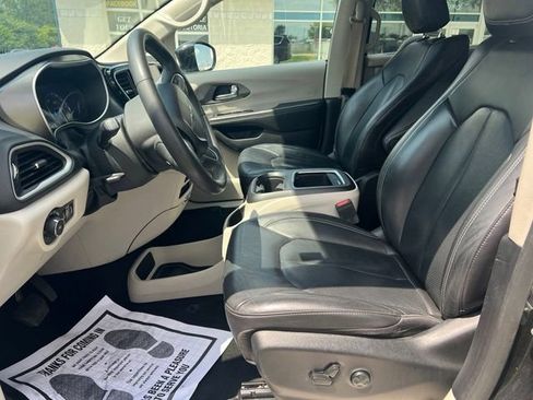 Used 2022 Chrysler Pacifica Touring-L FWD image 10