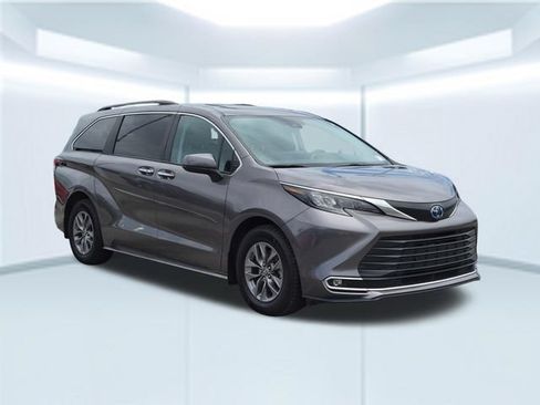 Used 2024 Toyota Sienna XLE FWD image 8