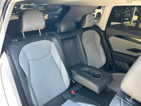Certified 2025 Volkswagen Tiguan SE FWD image 49