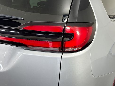 Used 2024 Chrysler Pacifica Limited image 32