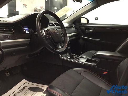 Used 2017 Toyota Camry SE w/ Moonroof Package image 23