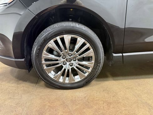 Used 2023 Toyota Venza XLE AWD/4WD image 87