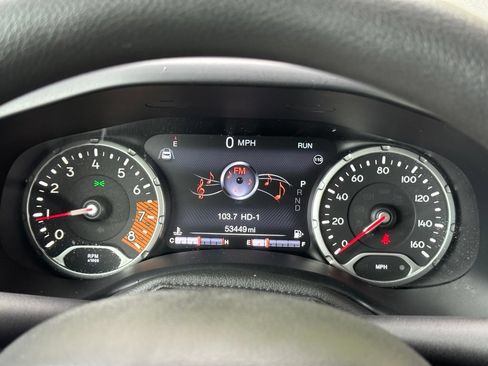 Used 2023 Jeep Renegade Latitude AWD/4WD image 2