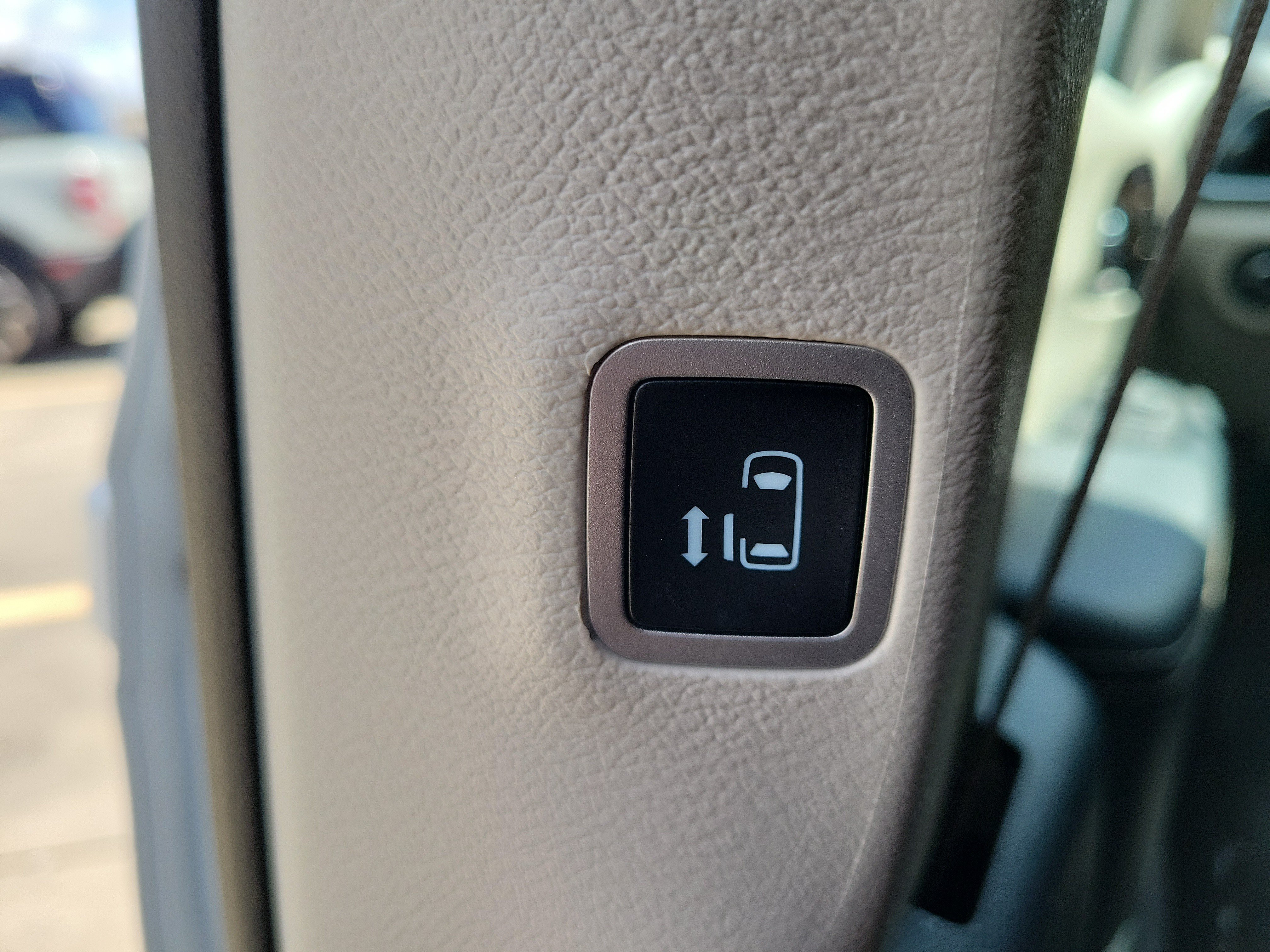 Used 2023 Chrysler Pacifica Limited FWD image 13