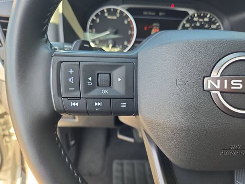 Used 2025 Nissan Rogue SV FWD image 17