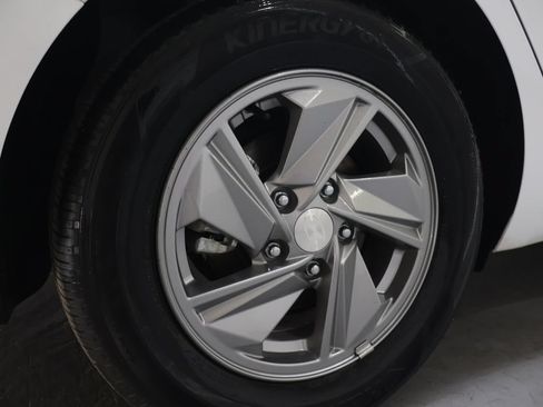 Used 2026 Hyundai Elantra SE FWD image 32