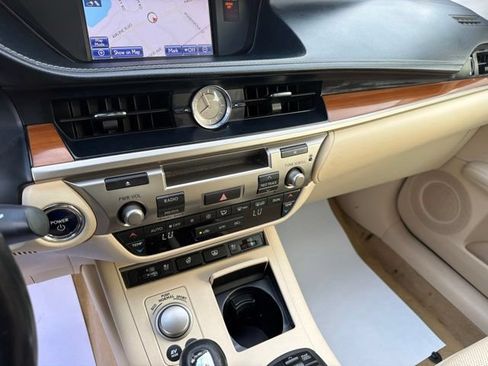 Used 2013 Lexus ES 300h w/ Luxury Pkg FWD image 24