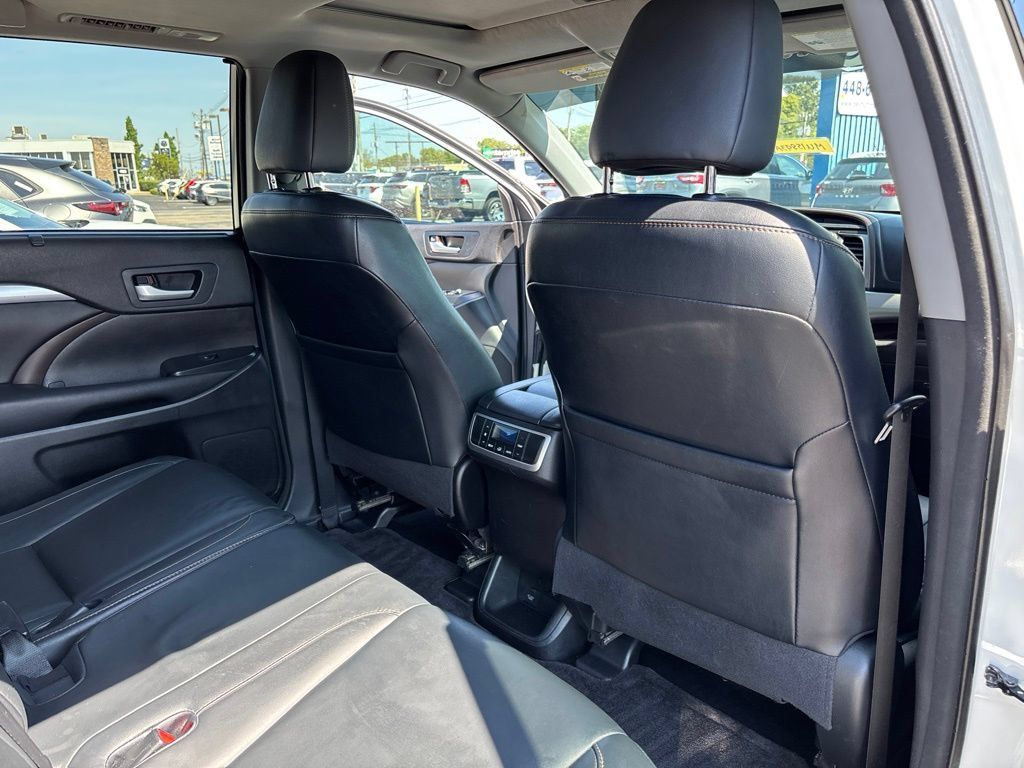 Used 2016 Toyota Highlander XLE FWD image 32