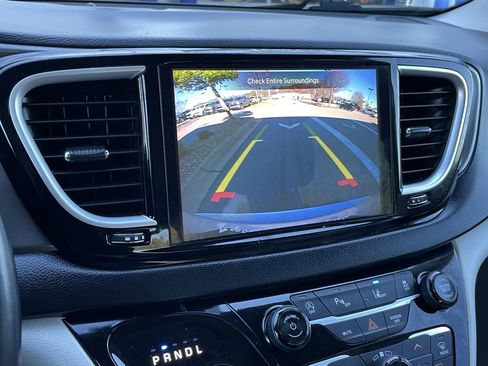 Used 2021 Chrysler Pacifica Touring-L image 18