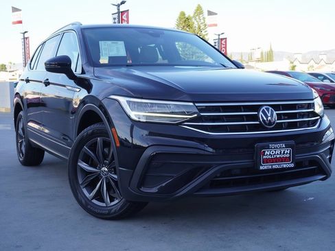 Used 2022 Volkswagen Tiguan SE image 2