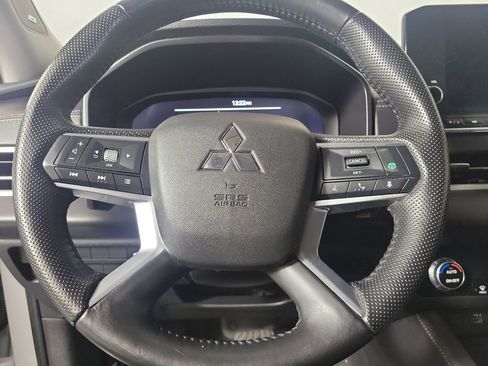 Used 2023 Mitsubishi Outlander SE image 17