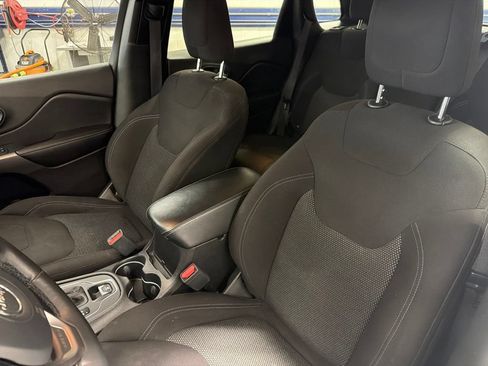 Used 2019 Jeep Cherokee Latitude w/ Cold Weather Group AWD/4WD image 14
