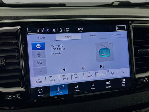 Used 2024 Chrysler Pacifica Touring-L FWD image 7