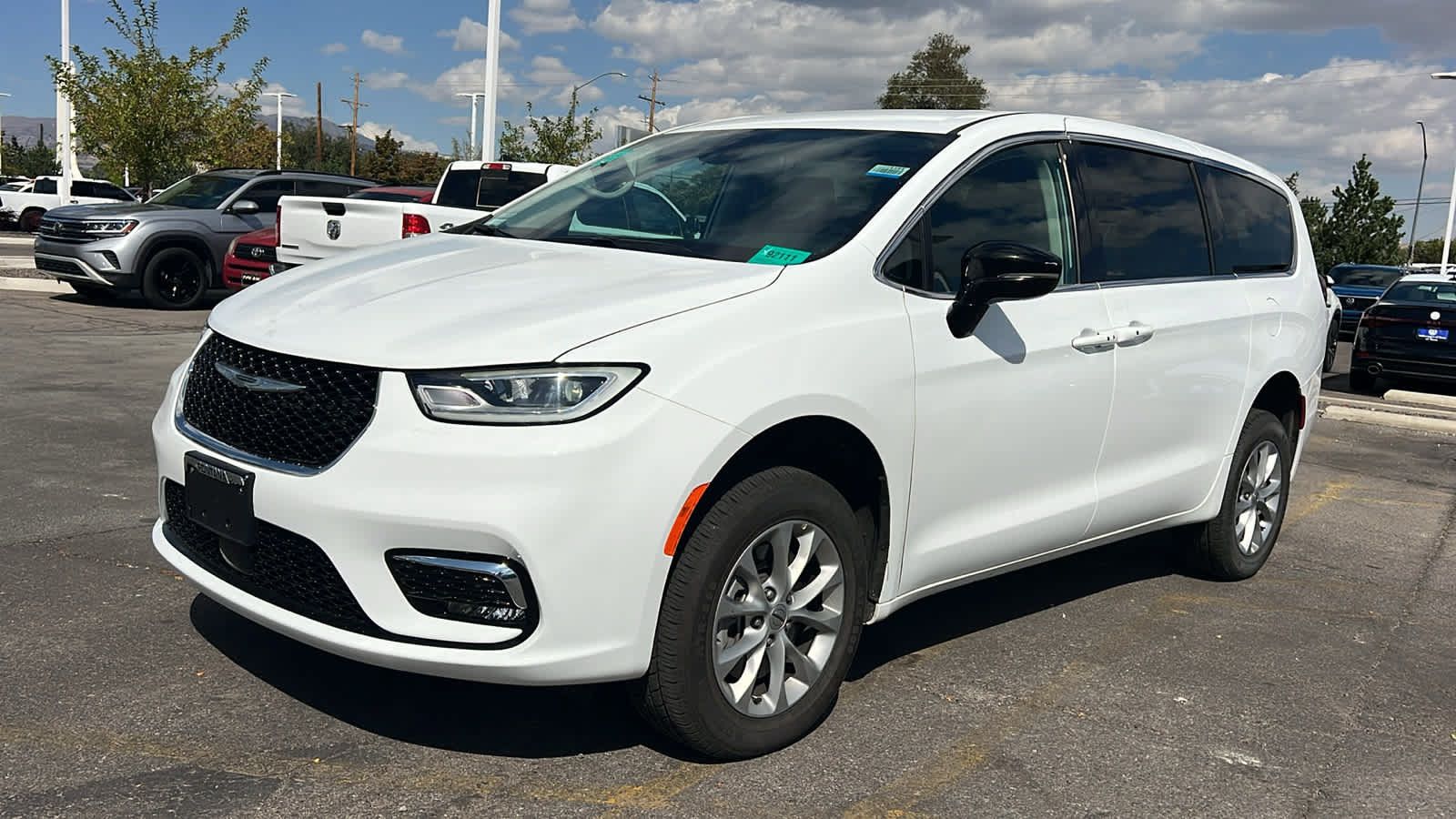 Used 2024 Chrysler Pacifica Touring-L AWD/4WD image 1