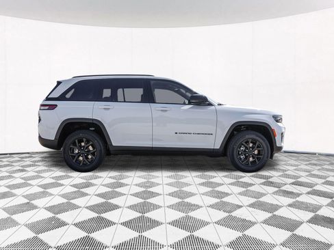 New 2025 Jeep Grand Cherokee Altitude image 12