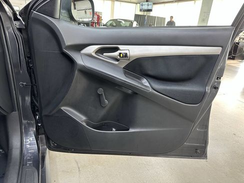 Used 2010 Pontiac Vibe w/ Sun and Wheels Package image 16