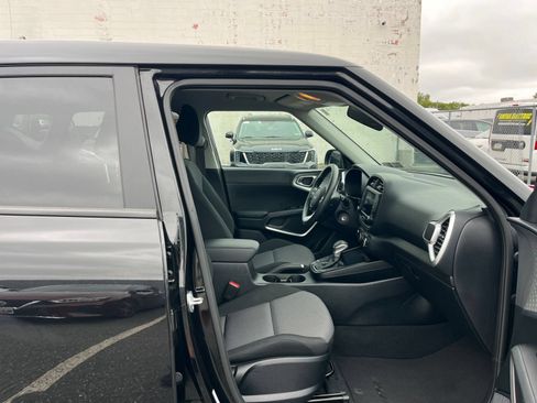 Used 2025 Kia Soul LX w/ LX Technology Package FWD image 20