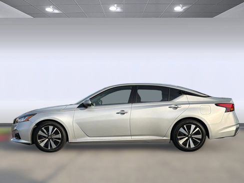 Used 2019 Nissan Altima 2.5 SV image 2