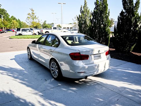 Used 2018 BMW 320i Sedan RWD image 9