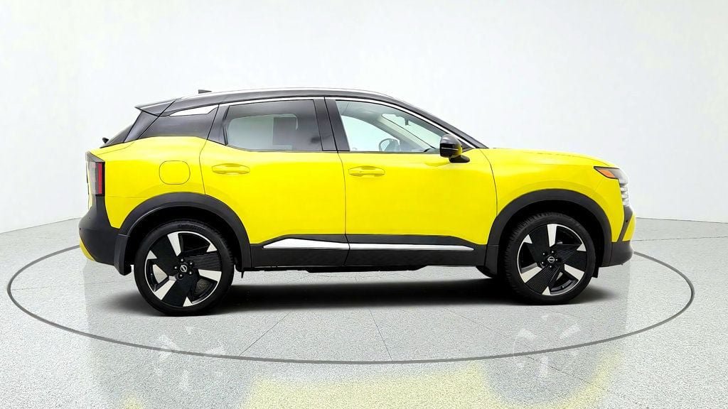 Used 2025 Nissan Kicks SR FWD image 4
