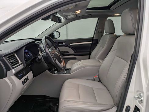 Used 2018 Toyota Highlander XLE image 17