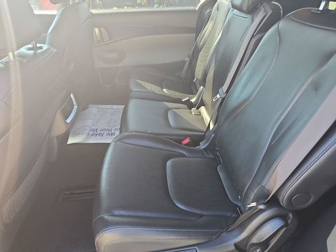 Used 2025 Kia Carnival FWD image 19