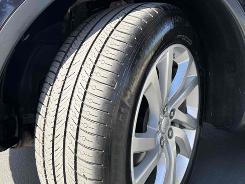 Used 2019 Land Rover Discovery HSE image 11