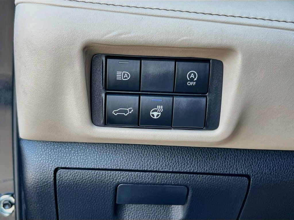 Used 2024 Toyota Highlander Limited FWD image 10