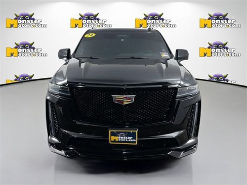 Used 2024 Cadillac Escalade ESV V image 2